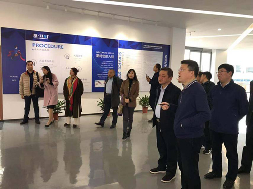 新郑市考察团一行莅临betway西汉姆联考察宁波工业物联网特色产业园